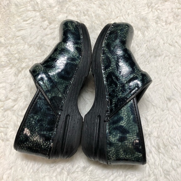 Dansko Green Snake Print Clog Mules Size 37 - Picture 9 of 12